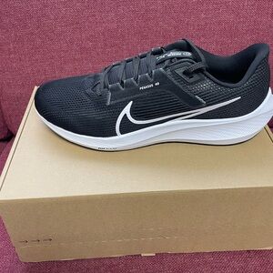 BRAND NEW IN BOX - Men’s Nike Zoom Pegasus 40 - Black/White - Size 12